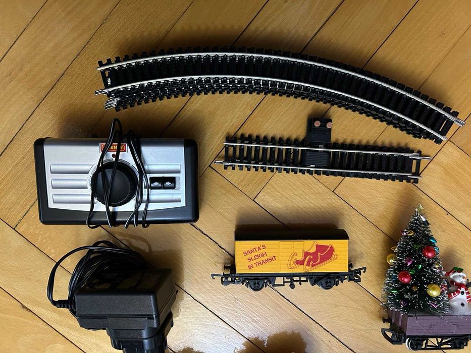 Коледен влак Hornby Santa’s Express R1248 + допълнителни вагони