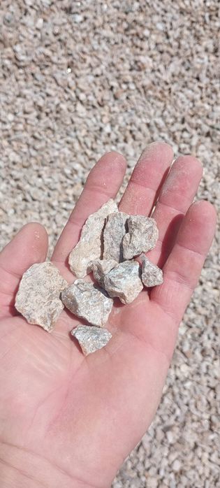 Livram la locatia dorita piatra ornamentale diferite granulati ,culori