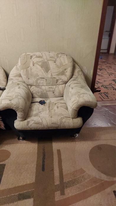 Продам два дивана и кресло.