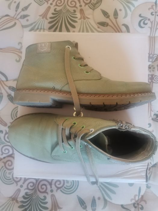 Дамски или детски ботички естествена кожа.