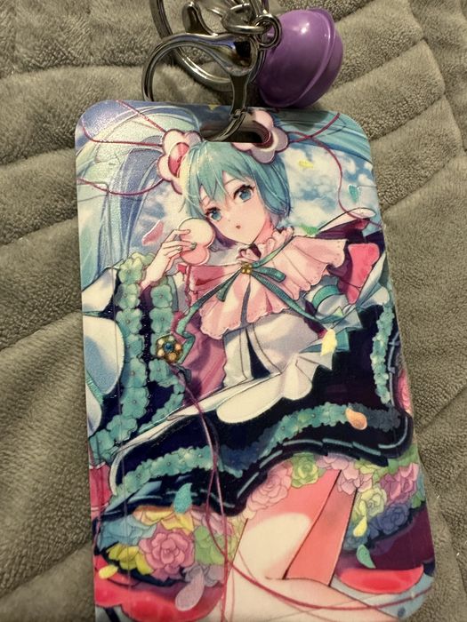 Брелок и беджик