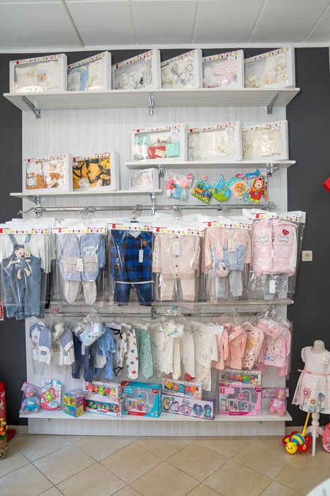 Оборудване от детски магазин – закачалки, щендери, профили, манекени