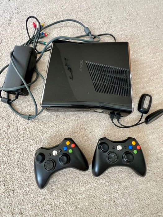 XBOX 360 с кабели и джойстици