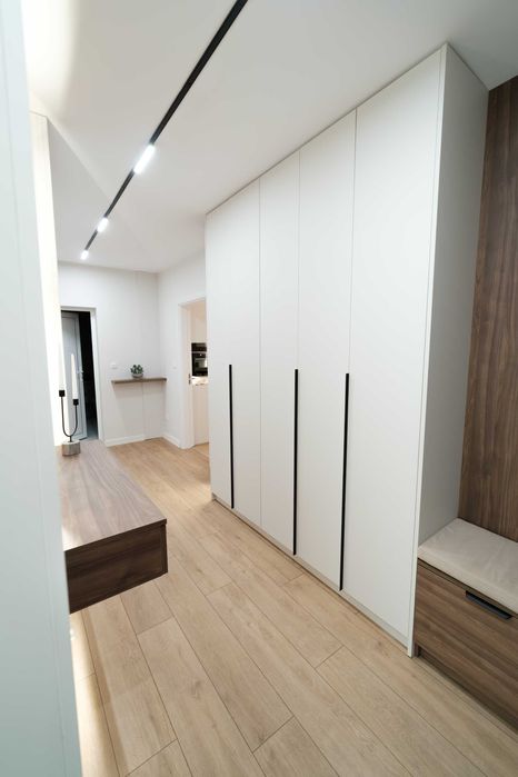 Продава се обзаведен тристаен апартамент