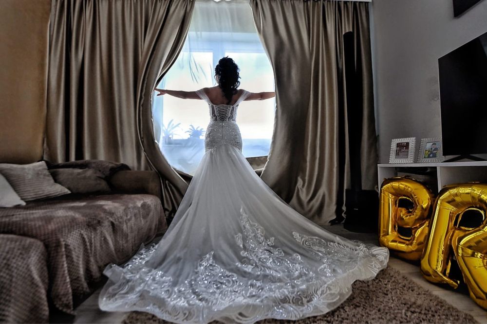 Vand rochie de mireasa cu trena model mila nova