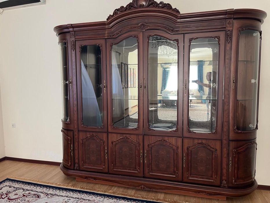 Шкаф, сервант.