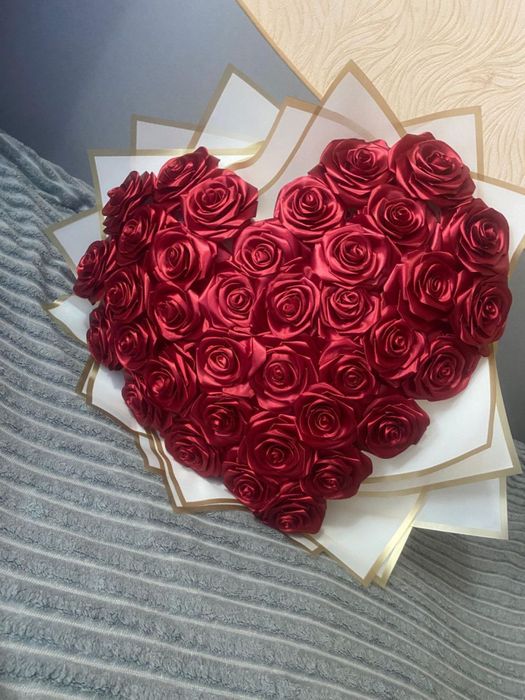 Атласные розы цветы