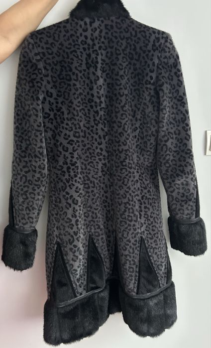Елегантно дамско палто с животински принт и яка от изкуствен косъм