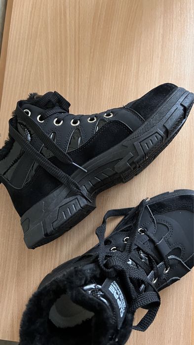 Продаю ботинку