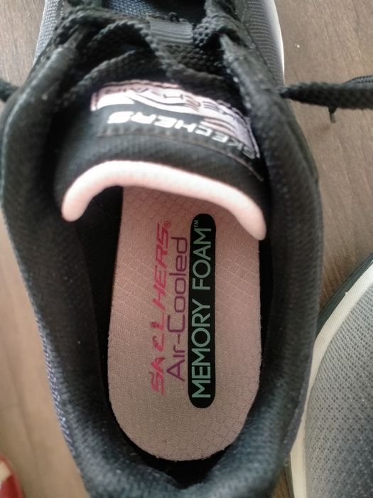 Скетчерсы женские