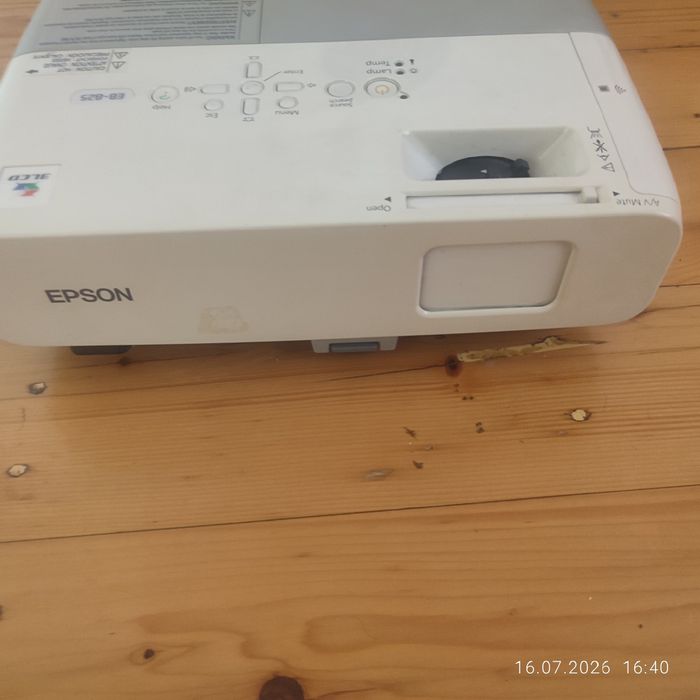 Яркий проектор Epson EB-825.