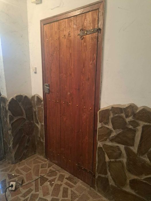 Дървена врата - тип битова
