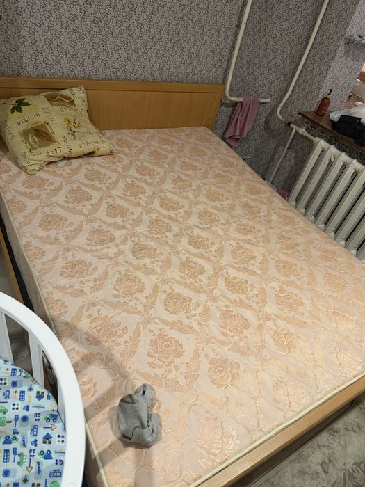 Продам кровать двуспальную с матрасом