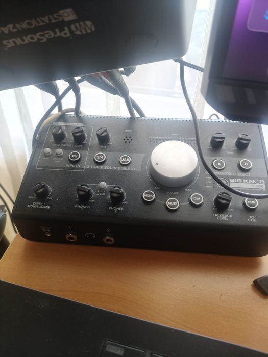 Продавам звукова карта и монитор станция Mackie big knob