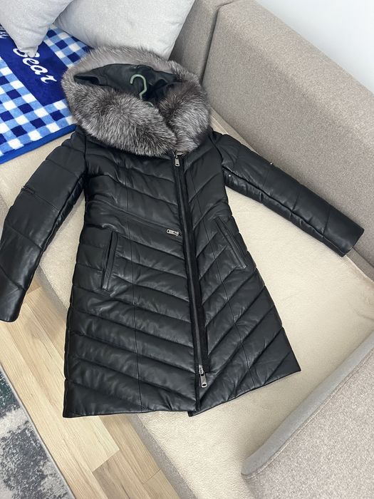 Vand geaca de  piele cu guler de vulpe noua
