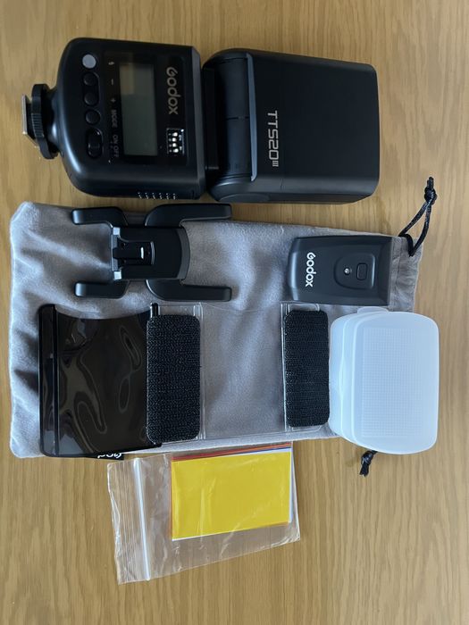 Нова светкавица GODOX TT520III