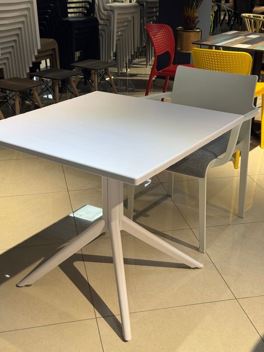 Столы и стулья для дома и кафе