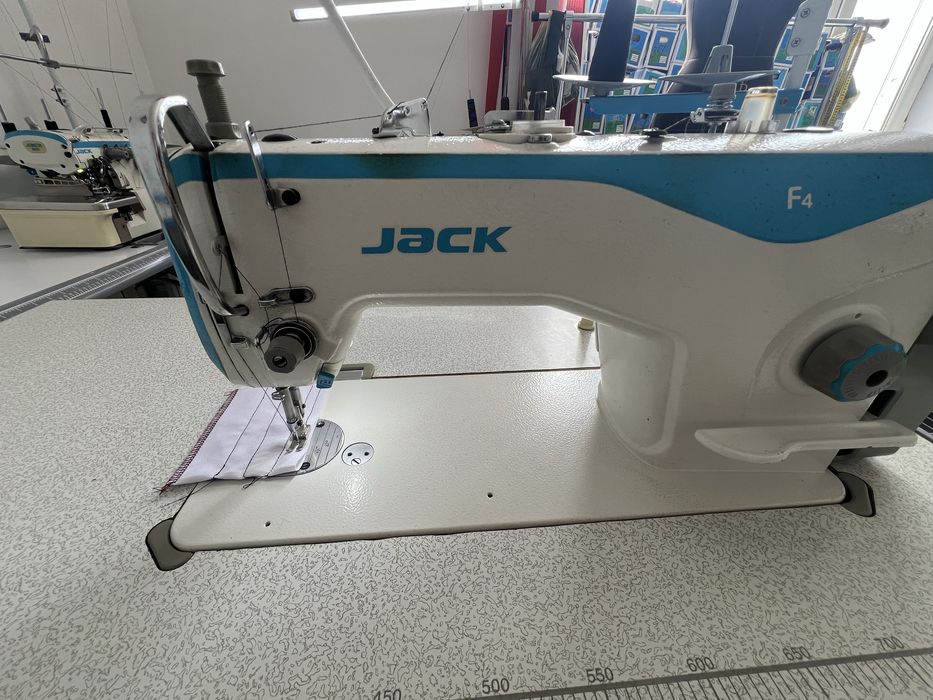 Срочно продам швейную машинку