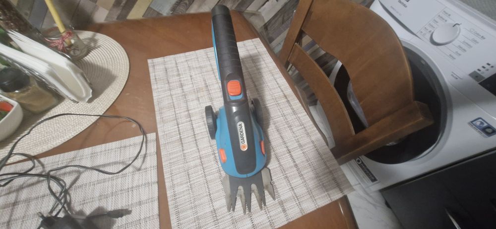 Акумолаторна ножица ГАРДЕНА