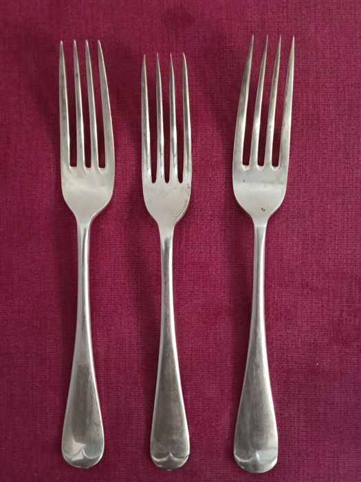 „Tacâmuri vintage englezești placate cu argint, Walker & Hall Sheffield (EPNS)”
.