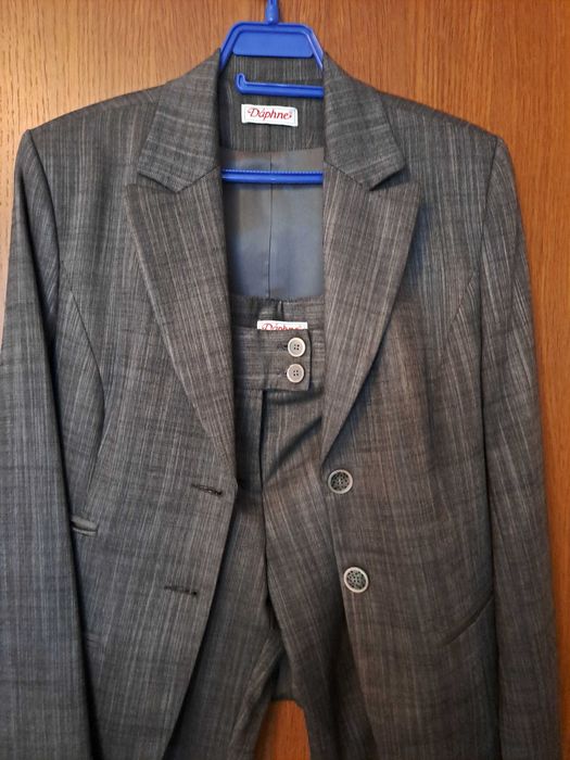 НОВ Костюм с 11 % вълна - сако с панталон на Дафне