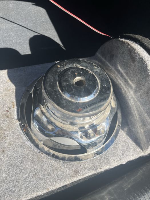 Se vinde aceste difuzoare de bass pentru auto