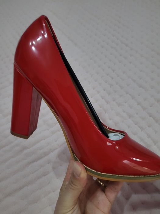 Червени лачени обувки