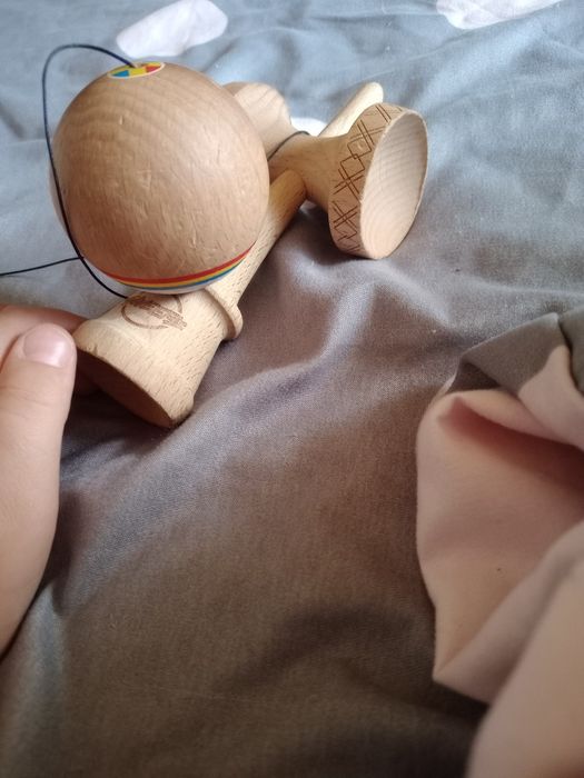 Vand broken romb in stare buna , este anti skid are at schimbata cu una mai subțire și mai mare balene hole mare si e foarte bună, am wi cutie la ea.