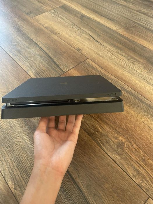 Ps4 slim с включени 8 игри