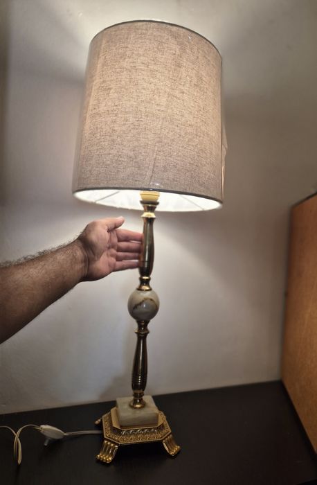 Lampă veioză de masă în stil Ludovic al XVI-lea din alamă și marmură/onix, design vintage din anii '40.