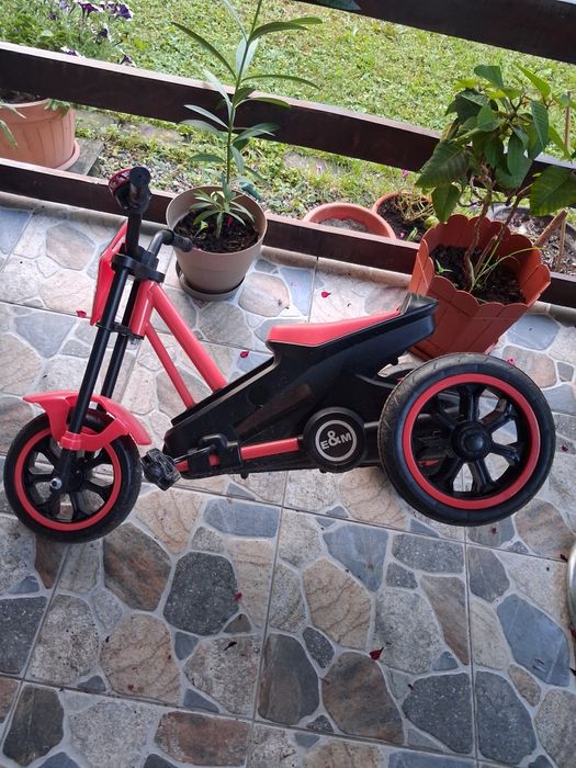Motocicleta cu pedale pentru copii