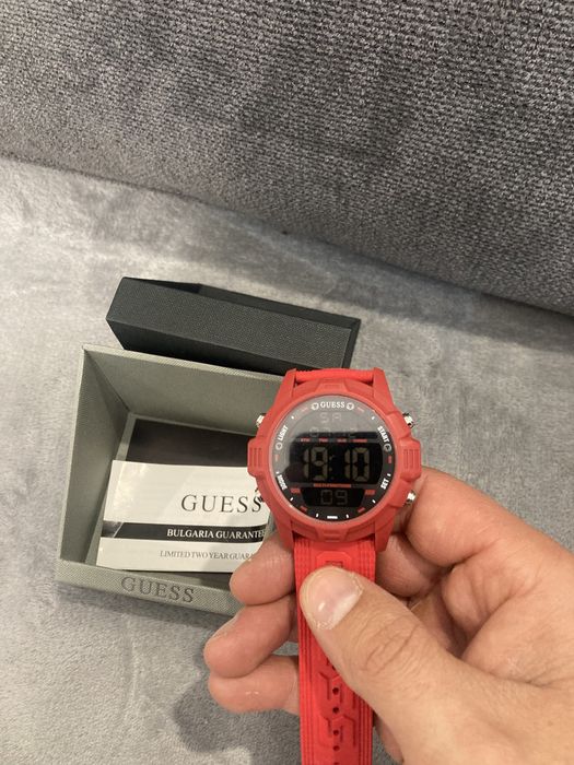 Часовник GUESS топ