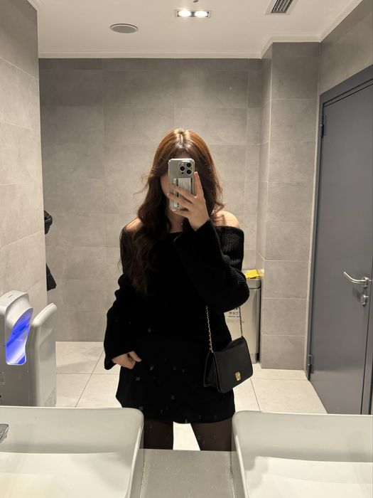 Продам свитер с открытыми плечами