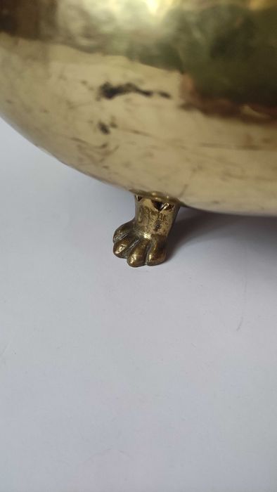 Голям старинен ръчно кован месингов съд с дръжки и крачета от бронз