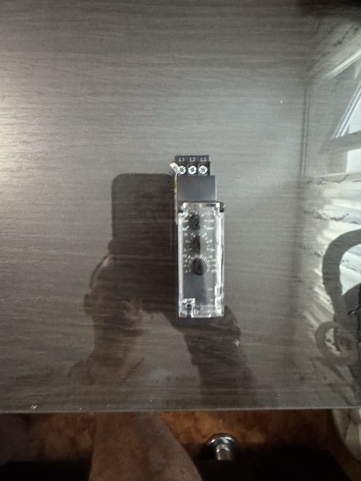 Releu de monitorizare a tensiuni trifazice