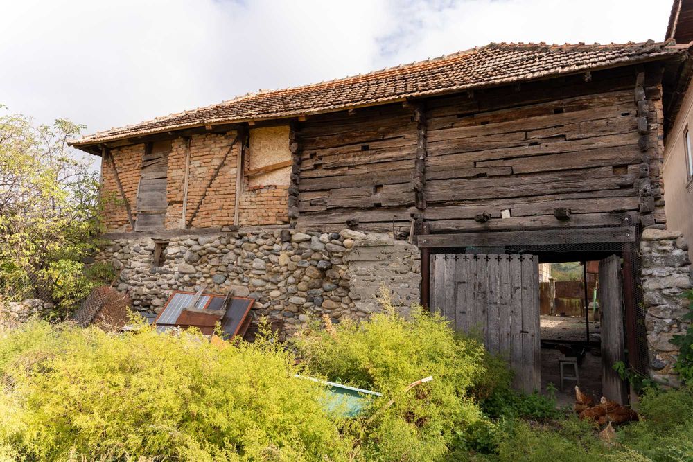 Casa batraneasca de vanzare .