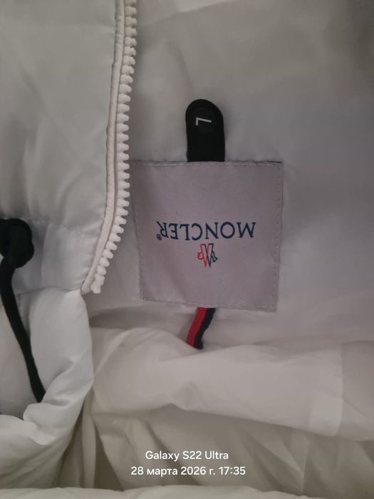 Продам жилетку Moncler