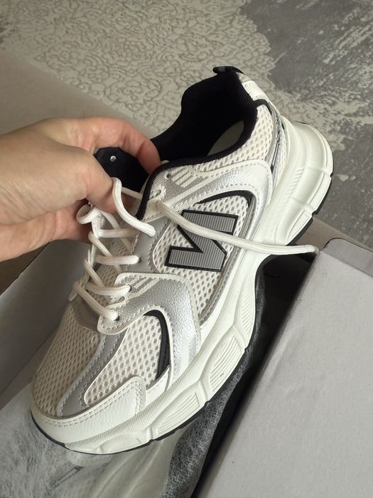 Кроссовки женские