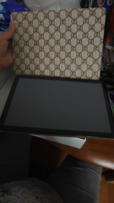 Продам 2 планшета в комплекте с чехлом