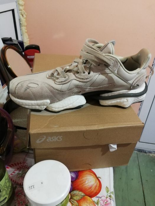 Маратонките са обувани само единпът за проба но се оказаха малки