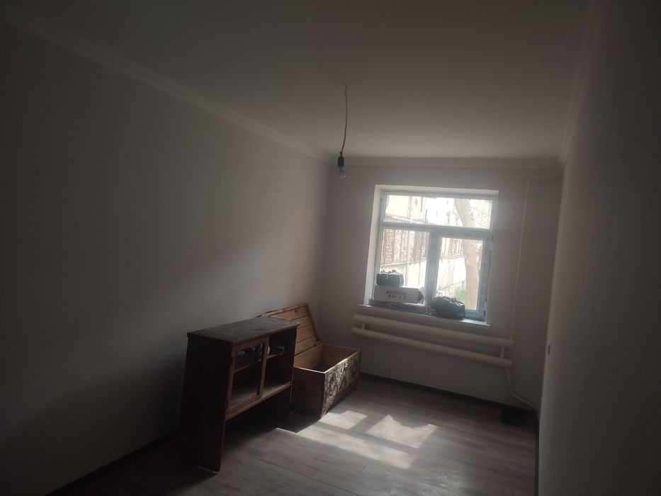 22 микрорайонда васток магазиннин артинда 1 эт жайласкан кв сатылады