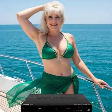 CD/DVD плеер «Hyundai 5068», пульт, активный сабвуфер, колонки (100 W)