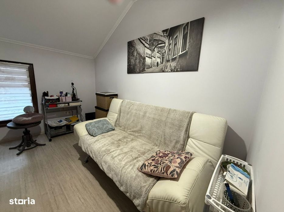 Spatiu comercial+locuinta la mansarda,3 dormitoare, living,5 bai, tere
