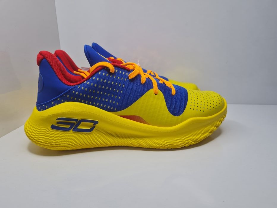 Кецове Under Armour Curry 4 Low 

Чисто нови с кутия.

Размир 44 стелк