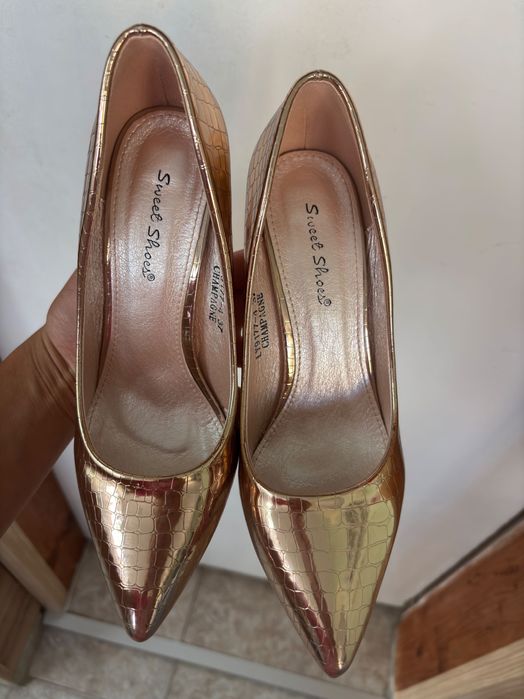 Нови токчета в златисто