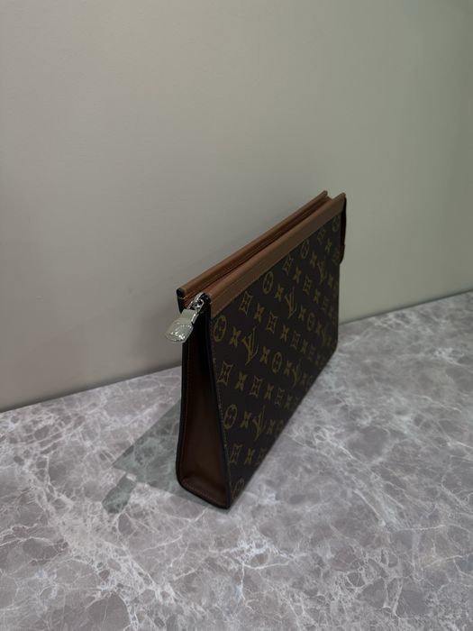 КАТО ЧИСТО НОВ Louis Vuitton Monogram Clutch