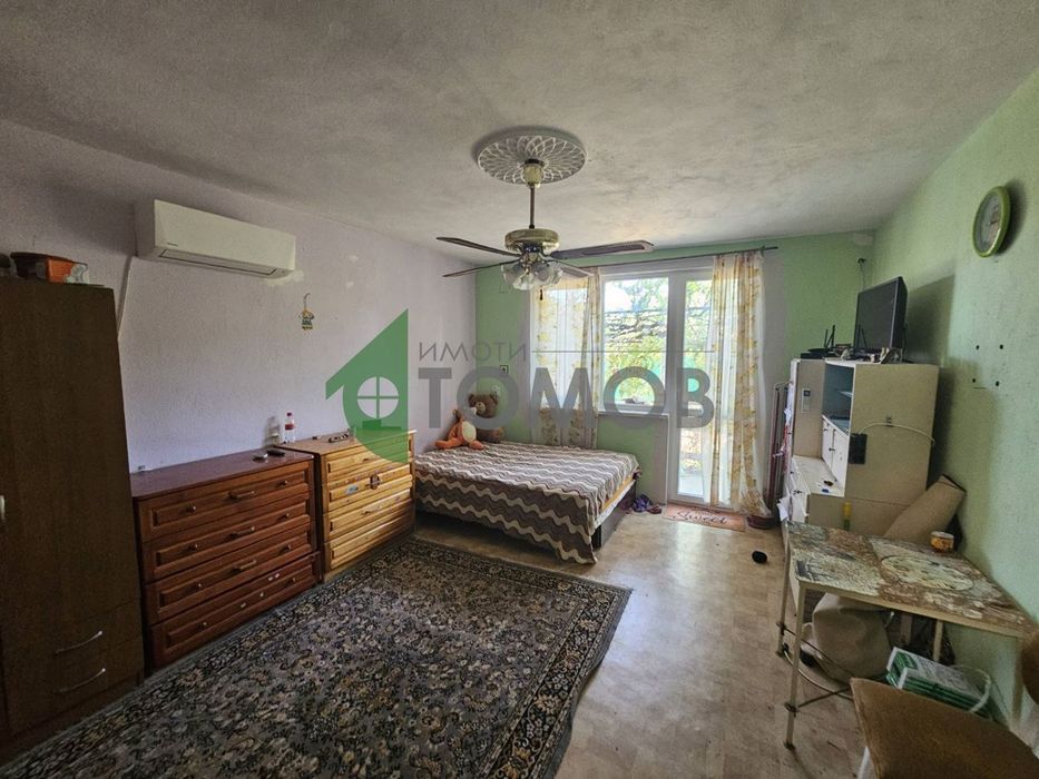 Здрава триетажна къща в село Загоре