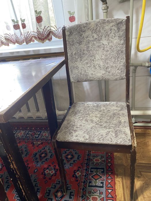 Продам деревяный стол со стульями
