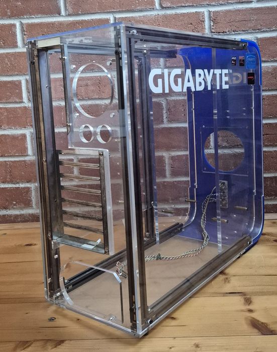 Carcasa gaming transparent Gigabyte acrylic case