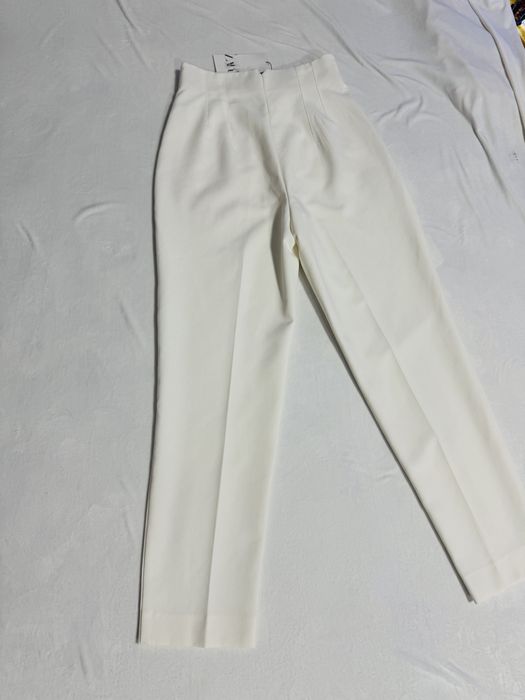Pantaloni albi conici eleganți cu talie înaltă pense Zara mărimea XS